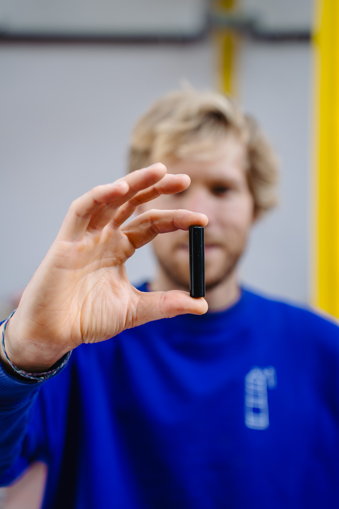 Wetenschapper met zender voor vissen