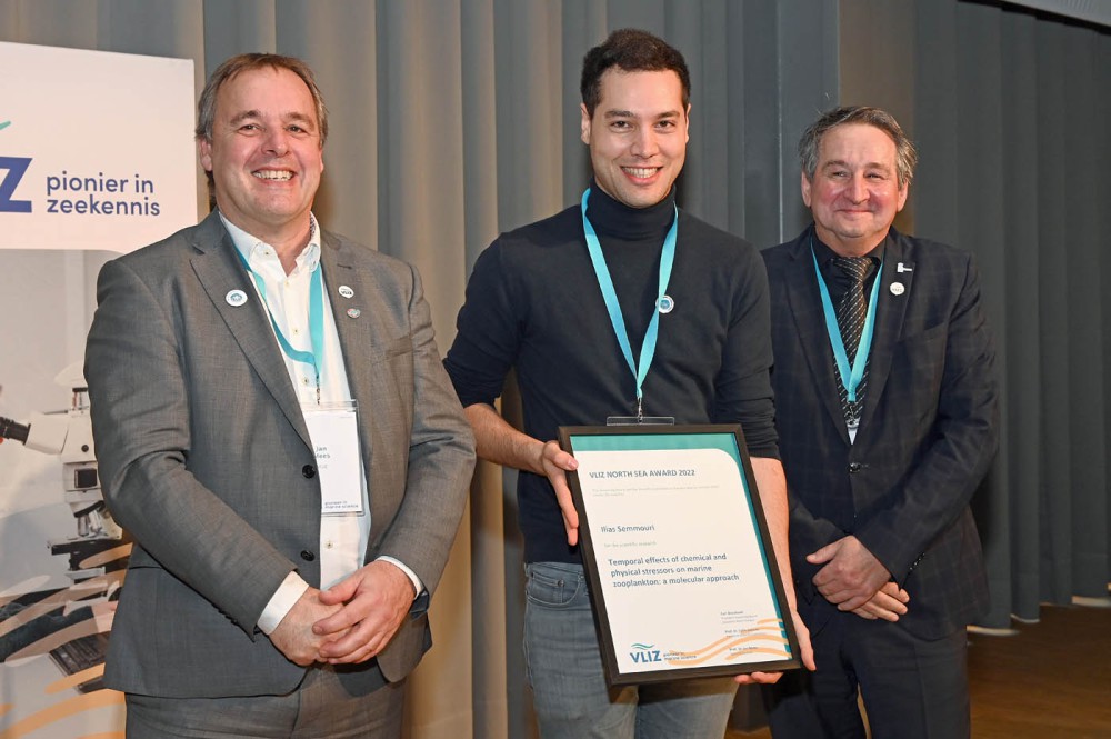 Ilias Semmouri, de winnaar van de North Sea Award samen met Colin Jansen en Jan Mees