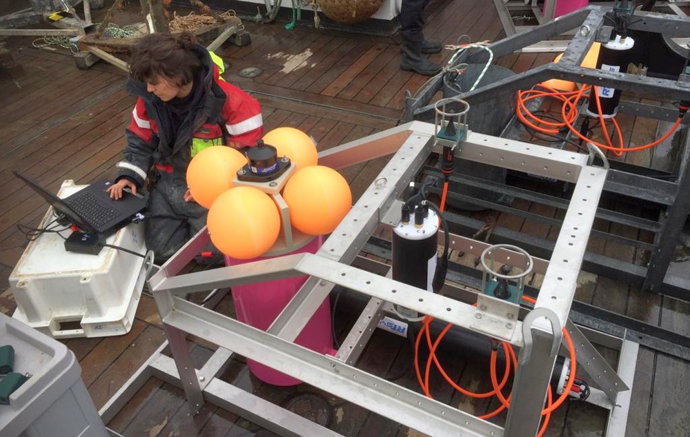 Clea Parcerisas aan het werk op de RV Simon Stevin