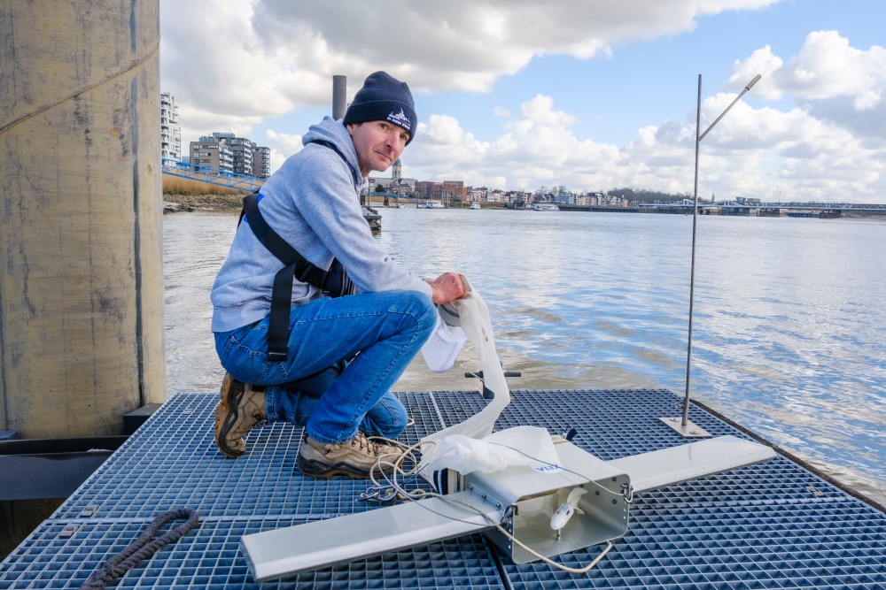 VLIZ researchers collect floating plastics