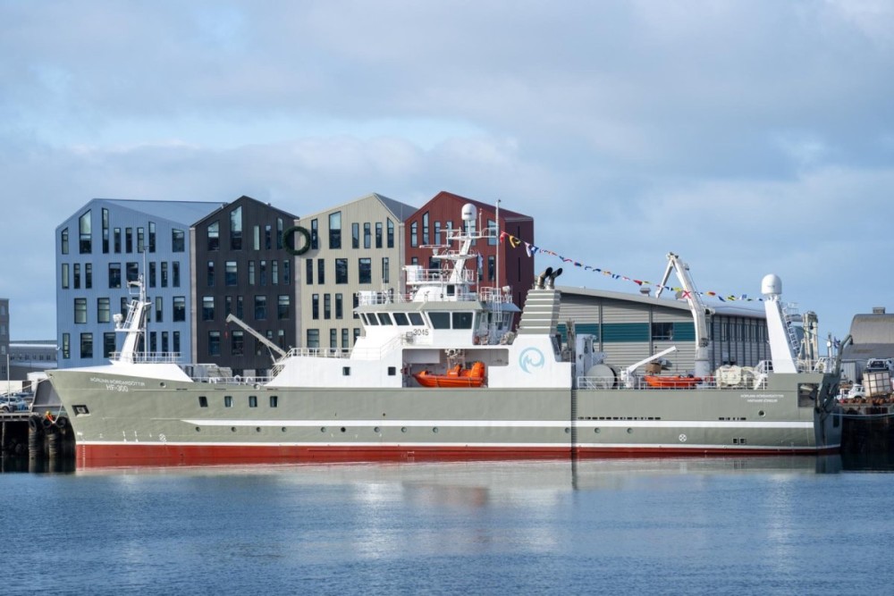 Het onderzoeksschip RV Thorunn Thordardottir, aangemeerd in de haven van Hafnarfjörður in IJsland, startpunt van de E(ddies)GC-expeditie naar de Oost-Groenland stroom.