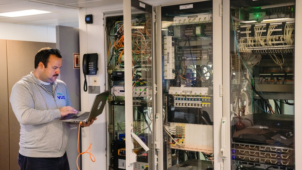 server maintenance at the VLIZ marine data centre in Ostend