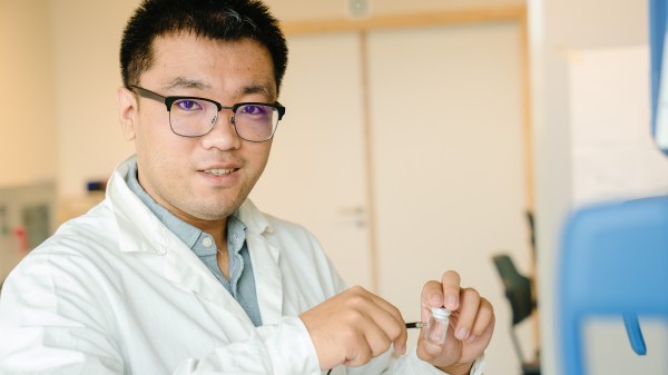 Zhiyue Niu in the lab