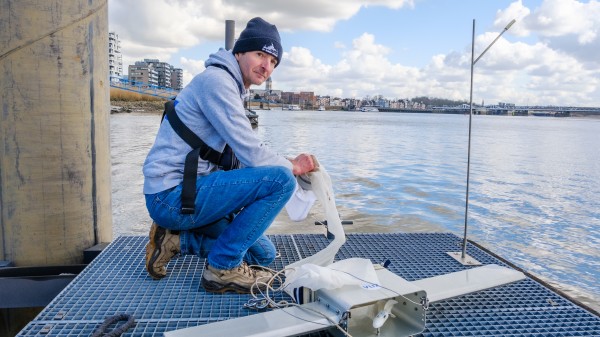 VLIZ researchers collect floating plastics