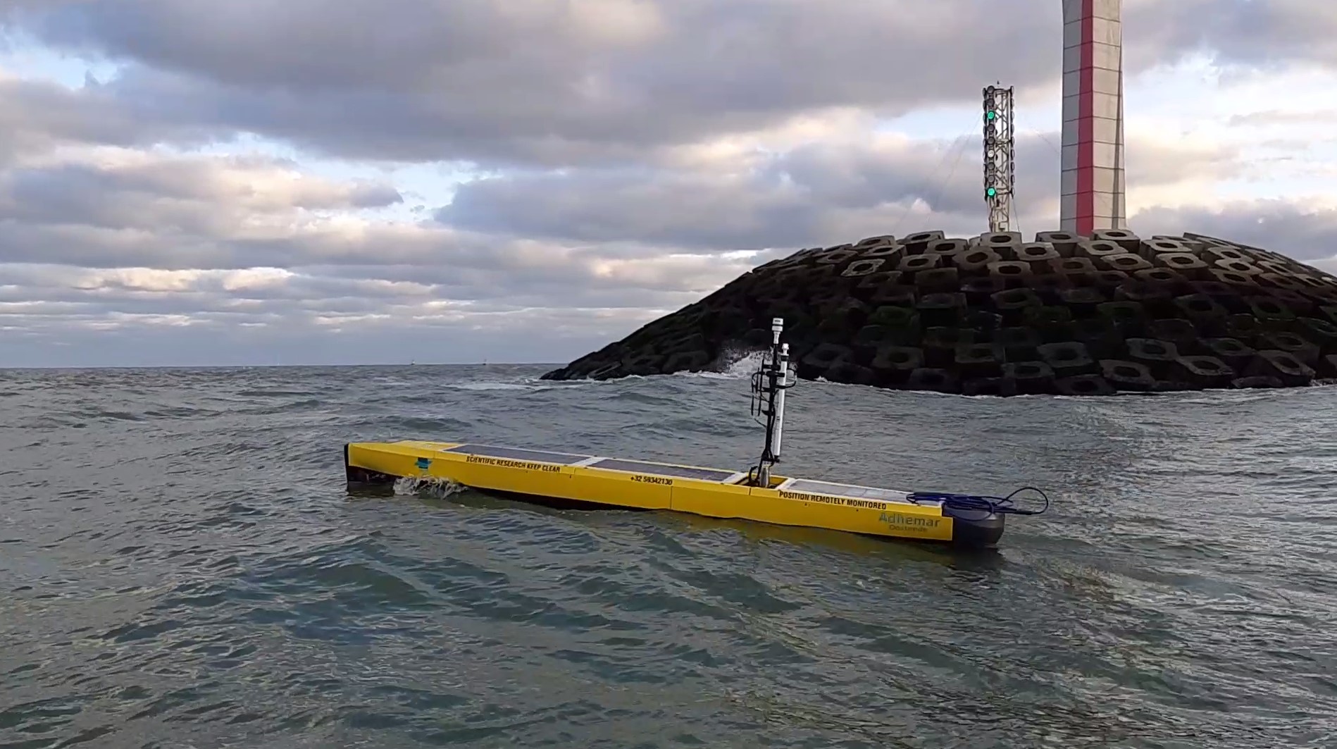 USV Adhemar vaart de haven van Oostende uit