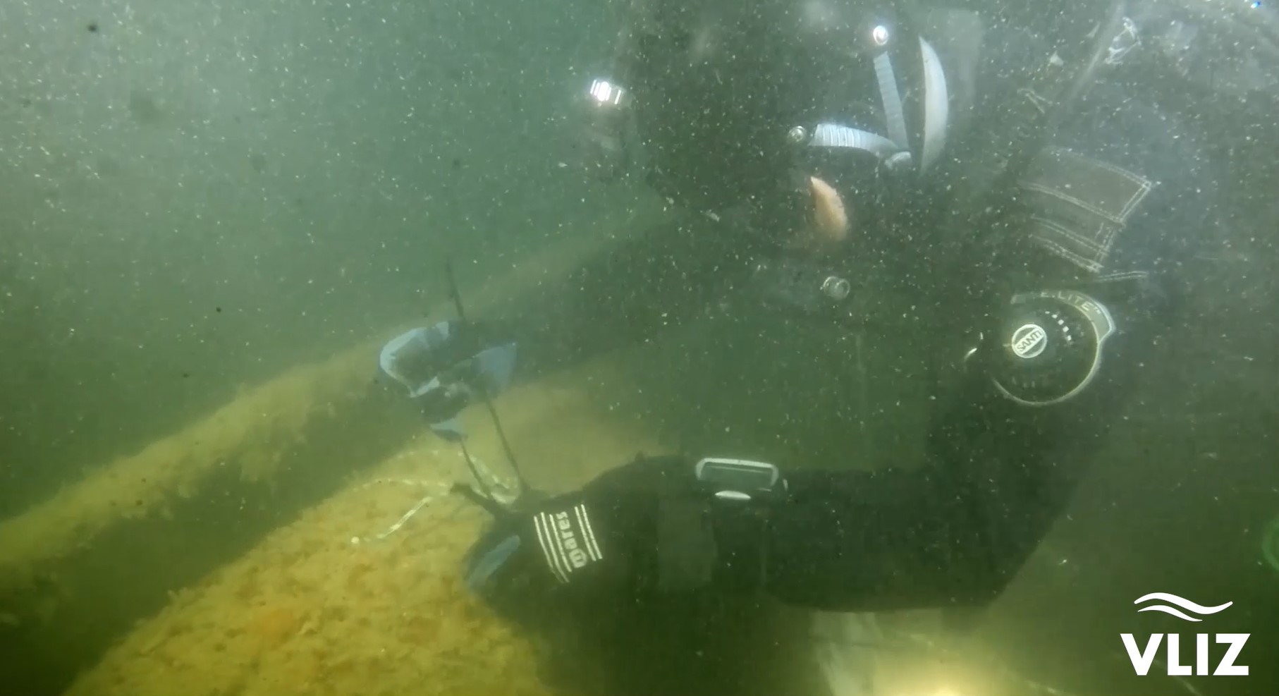 Duikers aan het werk op het wrak van de John Mahn