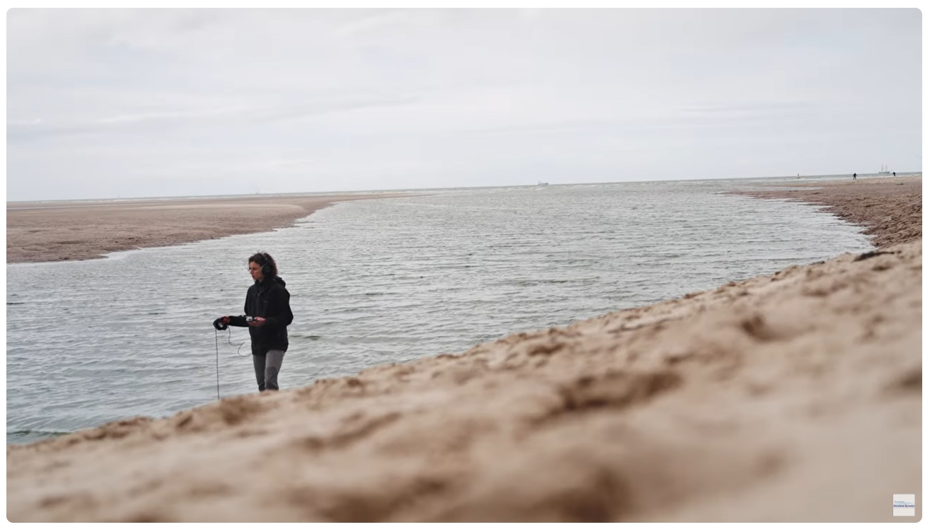 scteenshot uit de docu  Behind Waves of Resonance