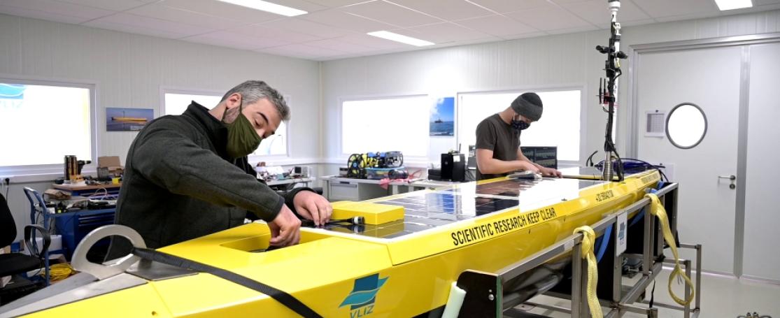 Technici aan het werk in het Marine Robotics Centre