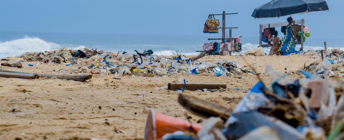plastic vervuiling strand Ivoorkust