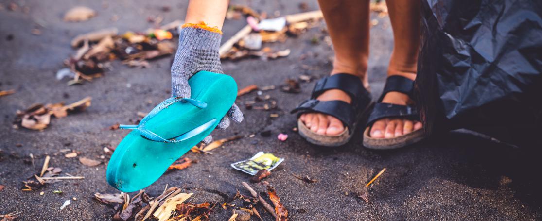 Elk jaar komt negen miljoen ton plastic slippers in de oceaan terecht. 