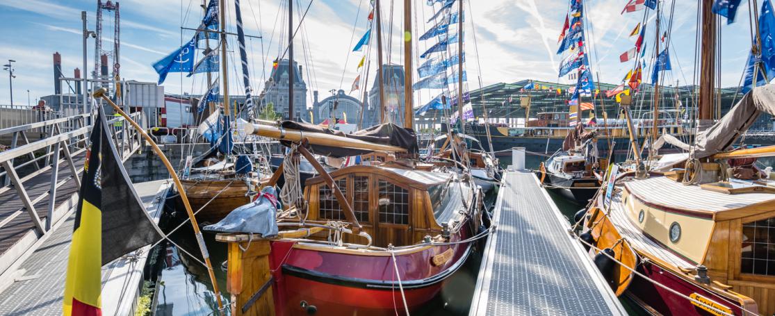versierde boten op maritiem festival Oostende voor Anker