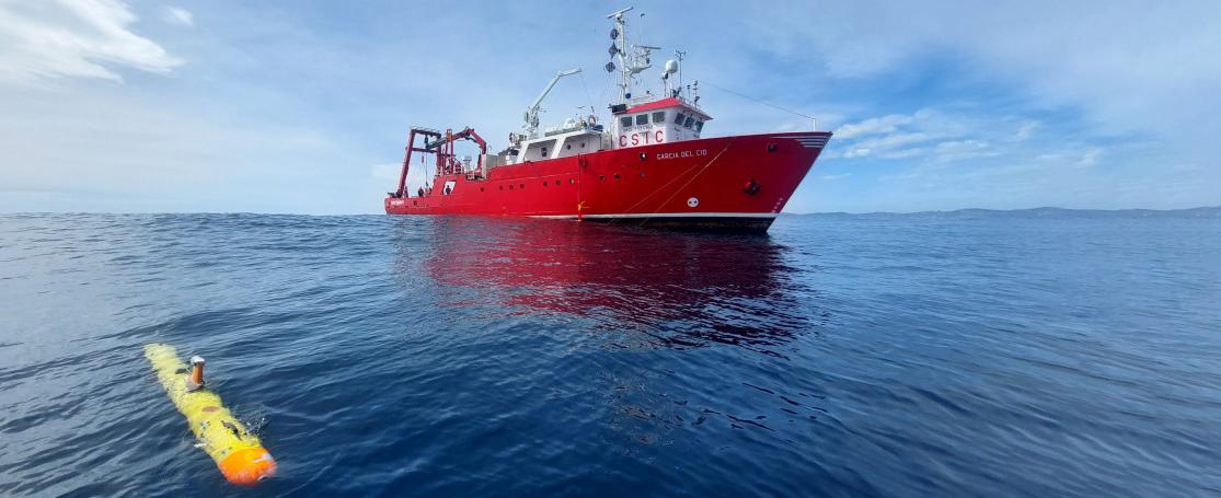 De autonome onderwaterrobot AUV Barabas en het onderzoeksschip García del Cid