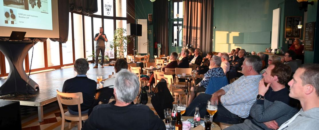 Sfeerbeeld Pint of Science 2019 in de bar van KAAP in Oostende