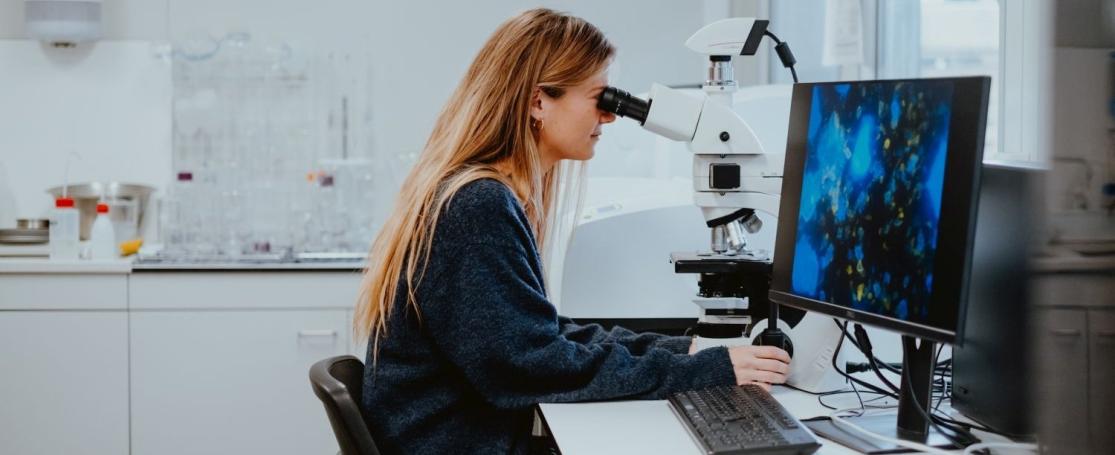 Nelle Meyers aan het werk bij de identificatie van mariene plastics