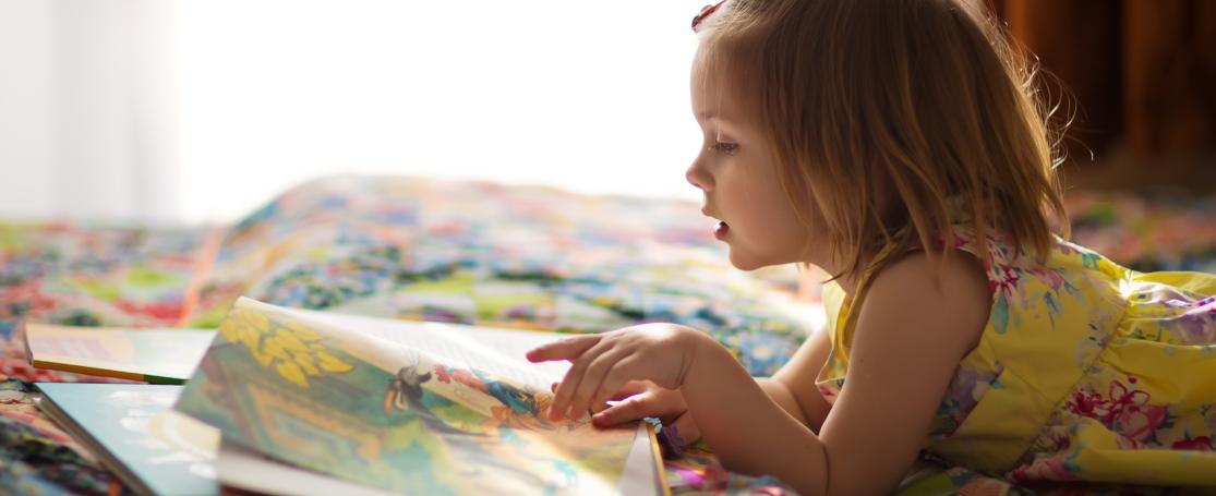 Klein meisje leest boekje over de zee