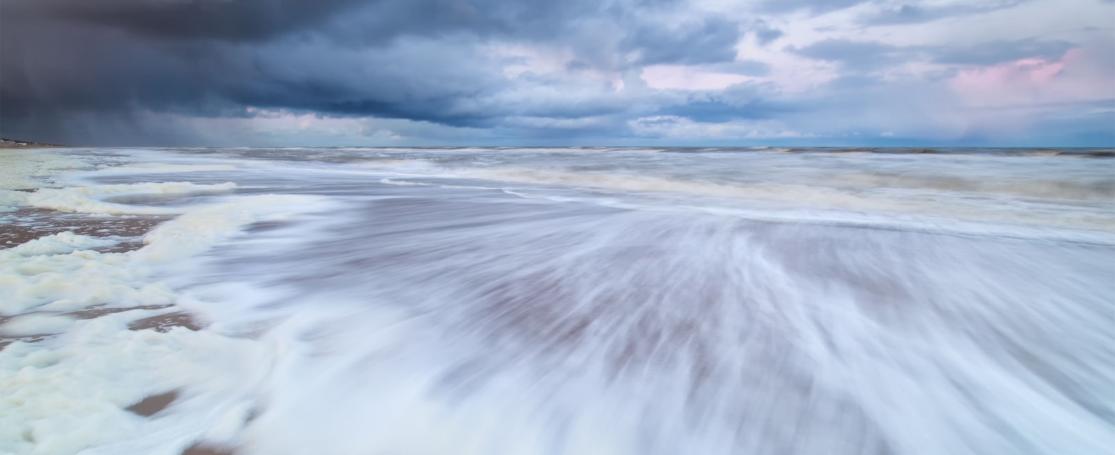 Stormwolken naderen het Noordzeestrand (Zandvoort, Netherland)