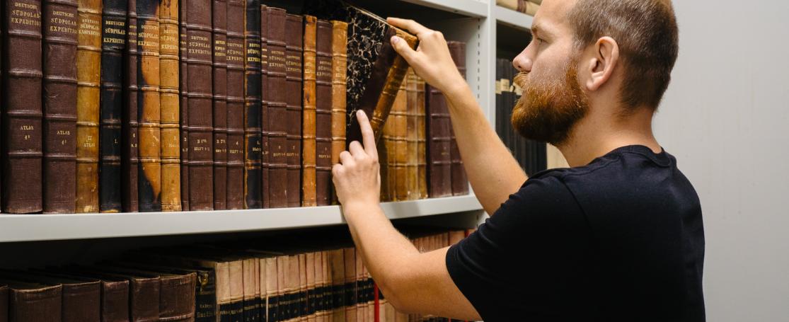 Bibliothecaris Fons Verheyde aan het werk in de VLIZ-bib