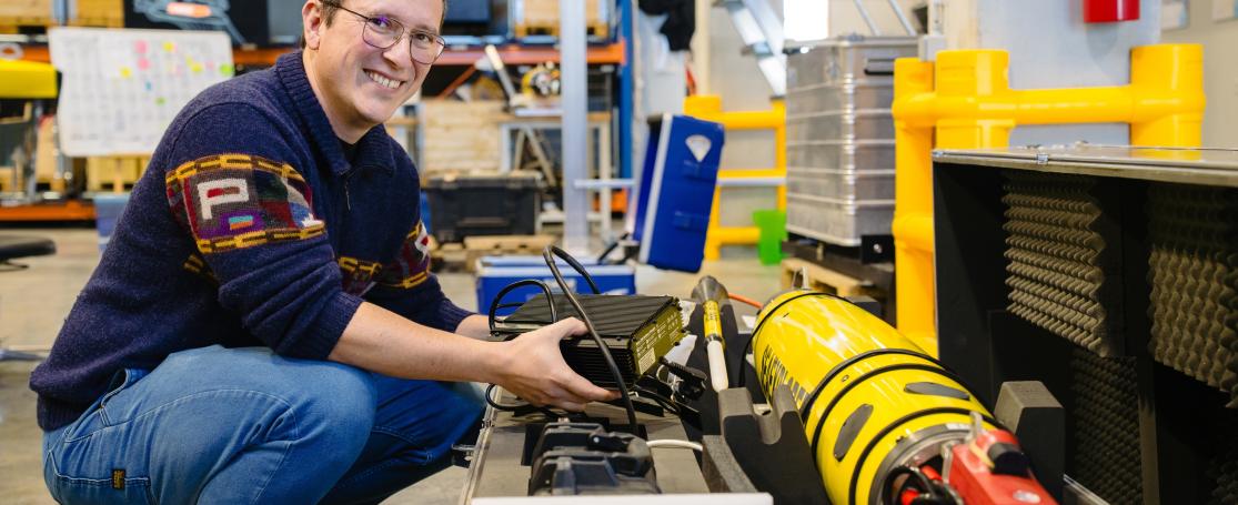Medewerker van het VLIZ Marine Robotis Centre bij een glider