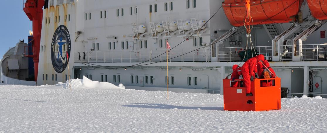 Een laadbak dropt onderzoekers op het Antarctisch continent vanop het onderzoeksschip Polarstern. 