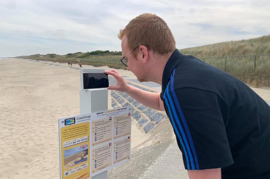 Coastnap meetpaal op het strand van Oostende