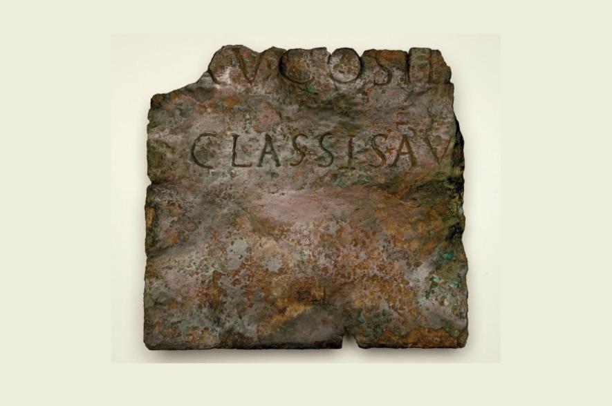 Fragment van een Romeinse bronzen plaat met het woord CLASSIS gevonden in Naaldwijk