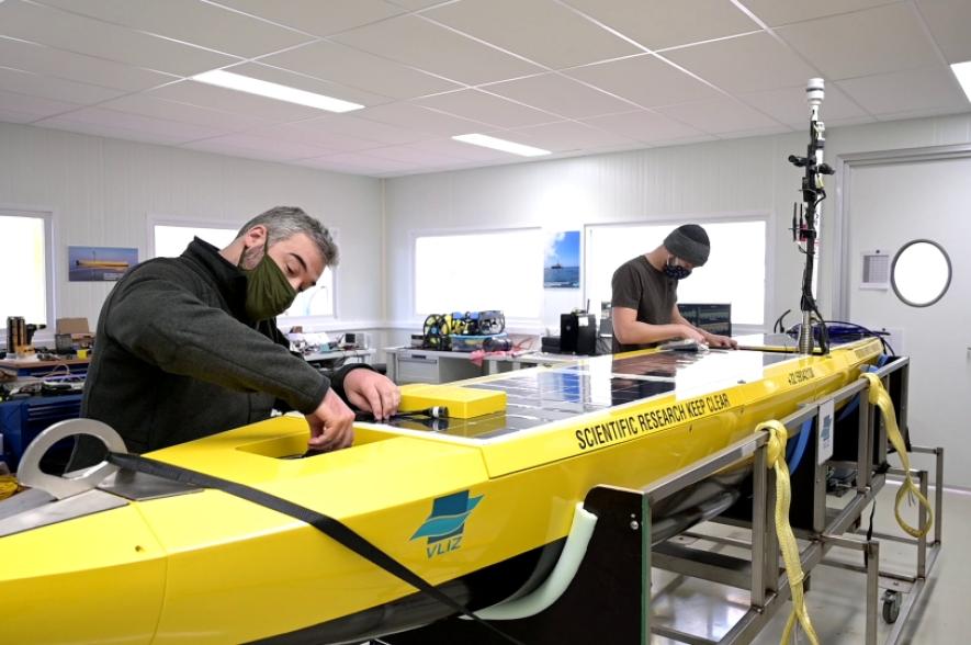 Technici aan het werk in het Marine Robotics Centre