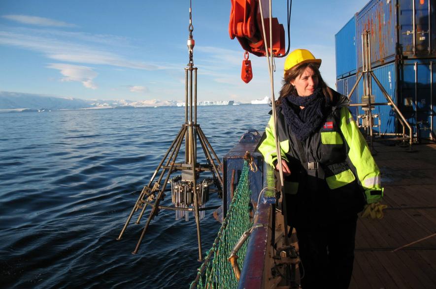 Freija aan boord van de Polarstern, bij het te water laten van staalnamemateriaal. 