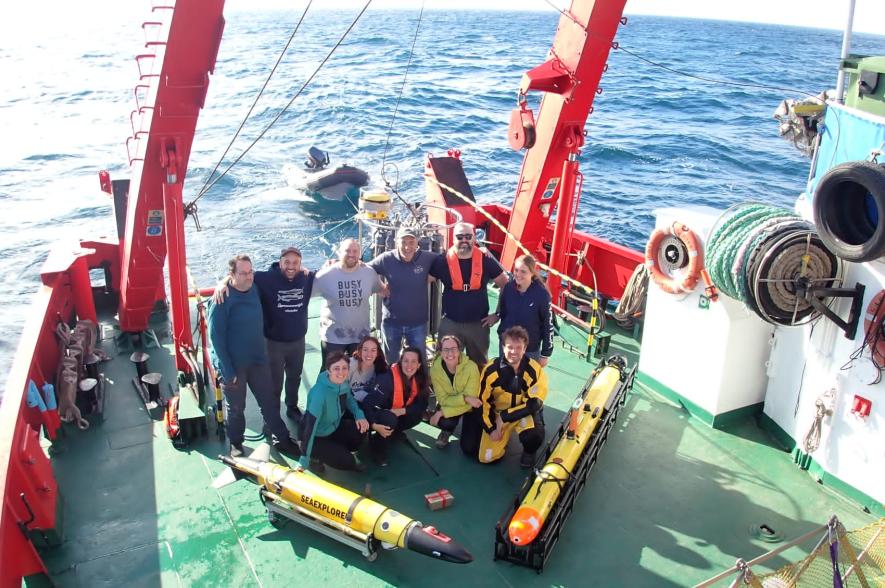De wetenschappers van het Institut de Ciències del Mar (CSM-CSIC), de Universiteit van Barcelona en de ingenieurs van het VLIZ Marine Robotics Centre poseren met de Ocean Glider Yoko en de AUV Barabas. 