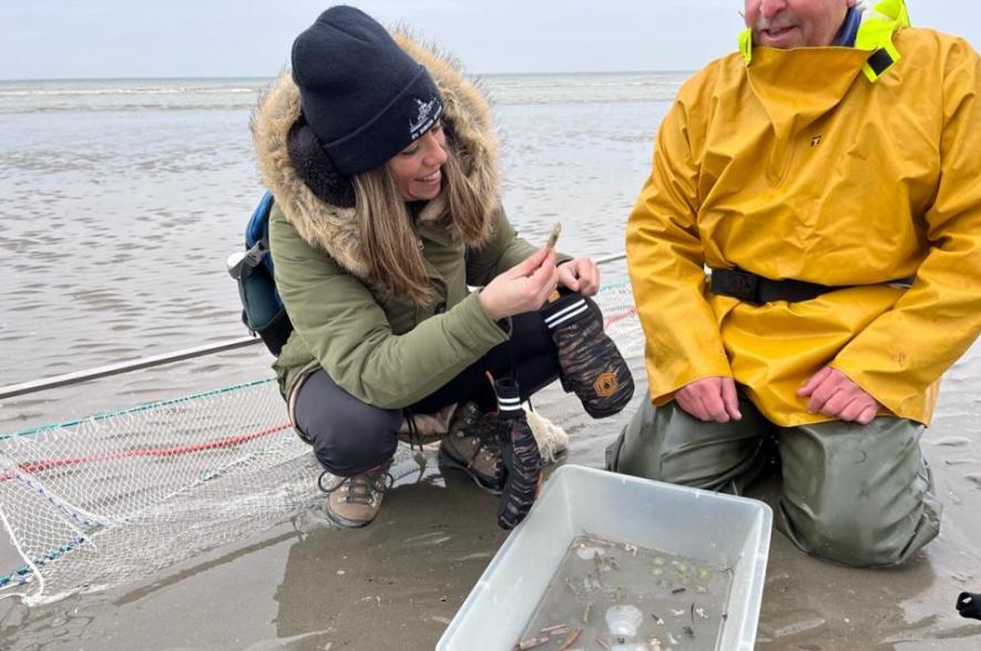 SeaWatcher Patricia tijden haar eerste sessie op het strand, bijgestaan door ervaren SeaWatchers om haar het reilen en zeilen te leren. 