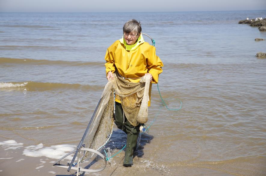 SeaWatcher Solange komt na een kruisessie uit het water om de vangst te inspecteren.