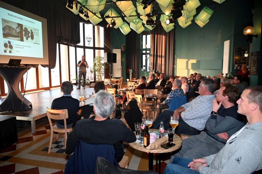 Sfeerbeeld Pint of Science 2019 in de bar van KAAP in Oostende