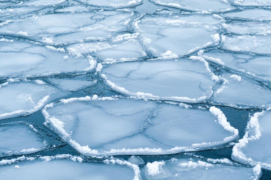 Zeewater dat begint te bevriezen