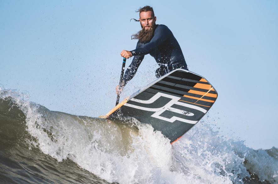 Matthias al suppend op de golven. 