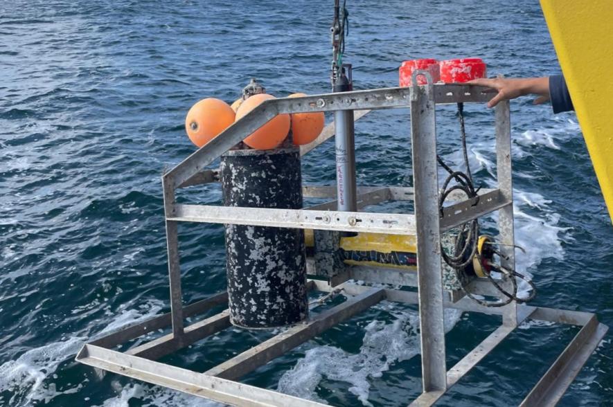 multifunctioneel frame met hydrofoon op gemonteerd hangt buitenboord, klaar om te worden uitgezet in zee