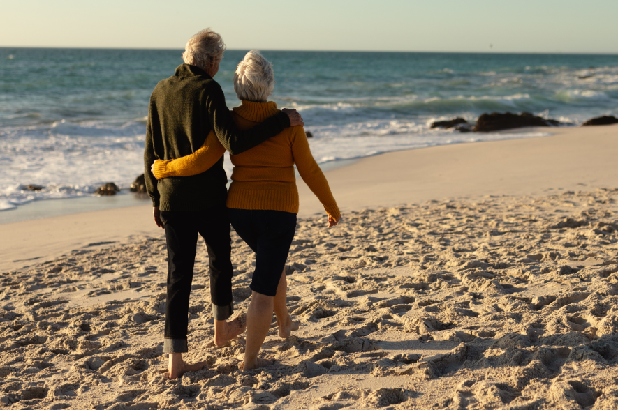 60-plussers op wandel op strand